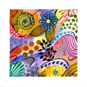 Könnte beinhalten: Ein farbenfrohes abstraktes Aquarellgemälde mit einer Vielzahl von Mustern und Formen. Das Kunstwerk zeigt eine blaue Blume, goldene Kreise und schwarze Blätter. Der Hintergrund umfasst Wirbel, Punkte und Linien in Gelb-, Orange-, Lila- und Grüntönen.