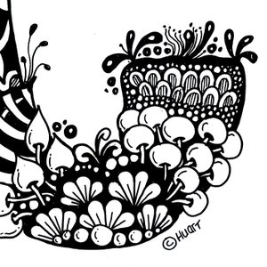 K&ouml;nnte beinhalten: Schwarz-wei&szlig;-Illustration eines stilisierten Buchstabens J mit einem floralen Design. Der Buchstabe besteht aus einer Reihe von Wirbeln, Punkten und Linien. Das florale Design umfasst Pilze, Blumen und Bl&auml;tter.