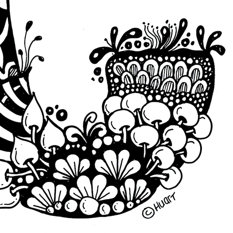 K&ouml;nnte beinhalten: Schwarz-wei&szlig;-Illustration eines stilisierten Buchstabens J mit einem floralen Design. Der Buchstabe besteht aus einer Reihe von Wirbeln, Punkten und Linien. Das florale Design umfasst Pilze, Blumen und Bl&auml;tter.