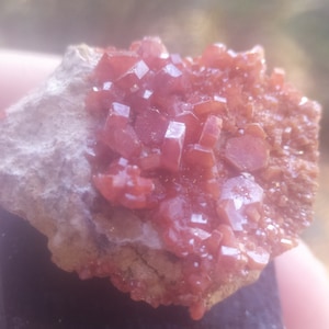 Vanadinit-Kristalle auf Matrix, 16,45 g, natürliche Chakra-Kristall-Therapie, Mineralien, Anhänger, Anhänger-Kollektion Marokko