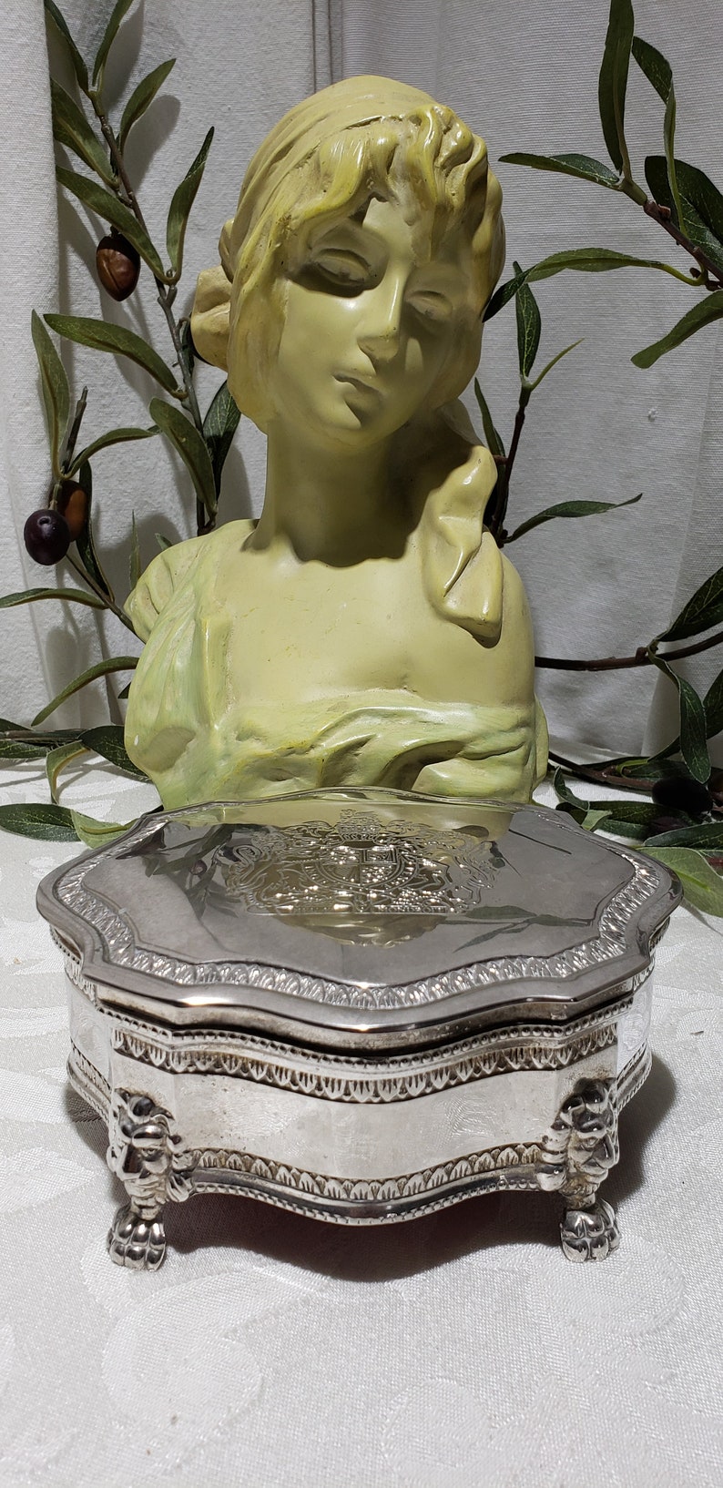 Jewelry Jewelry Boxes Beautiful Silver Plated Code Of Arms Of United Kingdom Inoh Pense Dieu Et Mon Droit Jewerly Box By International Silver Company Jewelry Jewelry Boxes Beautiful Silver Plated Code Of Arms Of United Kingdom Inoh Pense Dieu Et Mon Droit Jewerly Box By International Silver Company