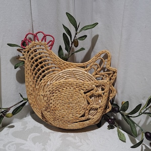 Vintage 5 Piece Round 7" Placemats/Trivets And Wall Hanging Chicken Design Holder Wicker Rattan Set - Country/Farmhouse Kitchen Décor