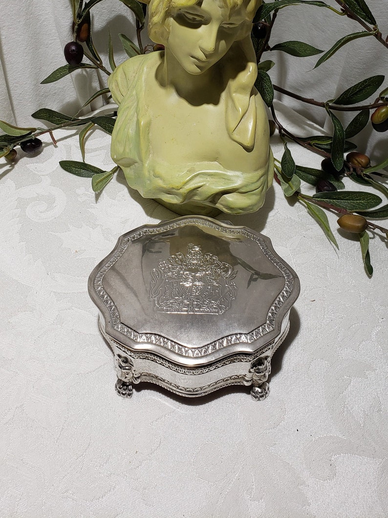 Jewelry Boxes Beautiful Silver Plated Code Of Arms Of United Kingdom Inoh Pense Dieu Et Mon Droit Jewerly Box By International Silver Company Jewelry Storage Jewelry Boxes Beautiful Silver Plated Code Of Arms Of United Kingdom Inoh Pense Dieu Et Mon Droit Jewerly Box By International Silver Company Jewelry Storage