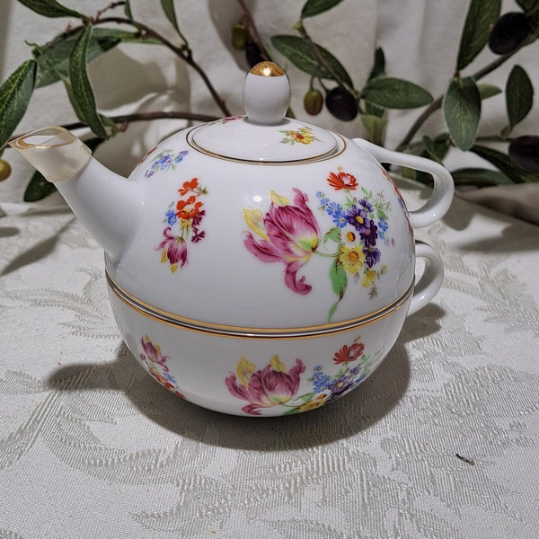 Beautiful Vintage Andrea By Sadek Made In Japan Gold Detailed Flower Garden Design Tea For One Set - Tea Pot And Tea Cup Set