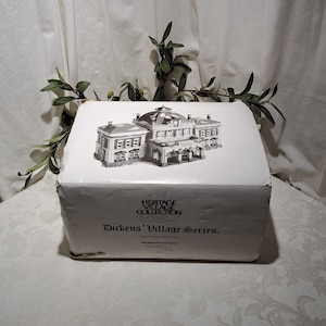 Vintage Retired First Series 1989 Department 56 Heritage Village Collection Dickens&#39; Village Series &quot;Victoria Station&quot; Lighted Building