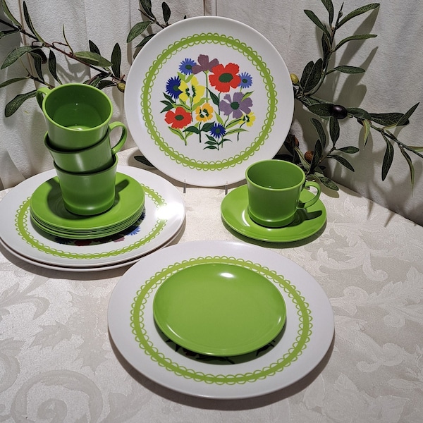 Vintage Set For 4 Texas Ware Retro Floral Design Lime Green Color 16 Piece Plastic Dish Set - Floral Pattern Picnic Set For 4