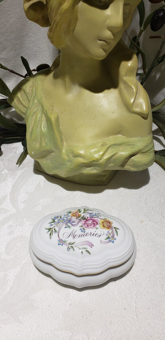 Vintage Avon Memories Porcelain Music Box - Trinke