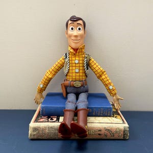 Disney Toy Story Pull String Woody Talking Action Figure 2005 Hasbro vintage, Display only.