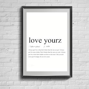 Tekst piosenki Love Yourz na ścianę. Minimalistyczny wystrój.