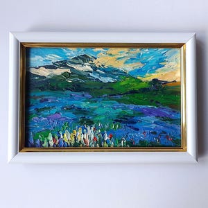 Paisaje montañoso, pintura al óleo original, campo floreciente en prados alpinos, regalo enmarcado, obra de arte pequeña de 10 x 15 cm