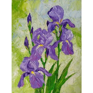 Può includere: Un dipinto a olio raffigurante vivaci fiori di iris viola con centri gialli e steli verdi. L'opera utilizza pennellate spesse e materiche per creare profondità, su uno sfondo verde chiaro e azzurro pallido con strati di colore visibili.
