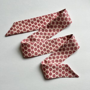 Foulard kimono Foulard fin en soie Attache pour cheveux Bandeau Sac à main Foulard Cadeau pour femme Petites fleurs roses sur soie blanche