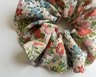 Coletero de seda estilo kimono: Goma para el cabello, tela japonesa vintage, estampado floral sobre seda color crema.