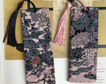 Kimono Vintage Seide Lesezeichen Geschenk für Leser Lehrer & Studenten Blumen und Häuser auf grau-rosa-schwarzer Seide mit silbernen Akzenten