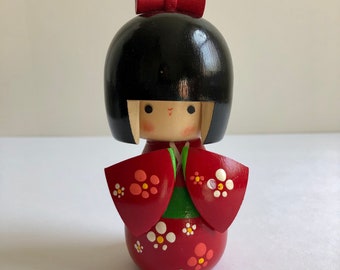 Kokeshi-Puppe | Vintage japanische Holzpuppe | Roter und grüner Kimono mit Blumenmuster | 5-1/4" groß | Hergestellt in Japan