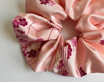 Kimono Scrunchie: Blumen Muster, Pink Polyester Satin