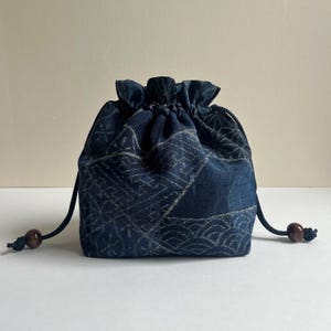 Sac Kimono Kinchaku, tissu japonais vintage, porte-monnaie à cordon, motifs traditionnels sur laine bleu indigo