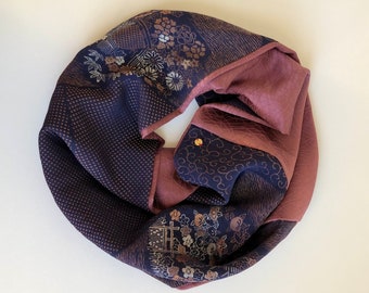 Foulard kimono Foulard infini torsadé en soie japonaise vintage, fleurs tissées et motifs sur soie bleu marine + soie à motif prunier brillant