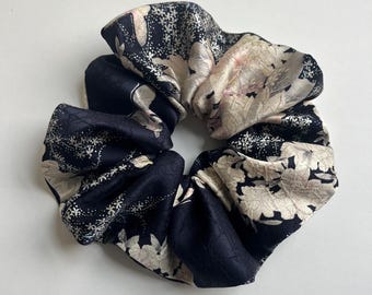 Coletero de seda estilo kimono: Goma para el cabello, tela japonesa vintage, flores y mariposas sobre seda azul marino.