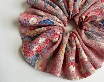 Kimono Seide Scrunchie: Haargummi, Vintage Japanischer Stoff, Häuser und Blumen auf Rosa Chirimen Seide