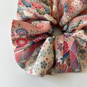 BROWN SILKY FLORAL SCRUNCHIE - PRETTY! UNIQUE! NEW