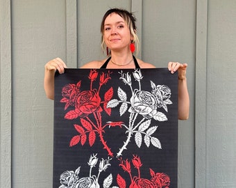 RED and WHITE ROSE yogamat - antiek bloemen / ingewikkeld patroon / rood wit zwart / botanisch decor / goth maximalist / gesublimeerd