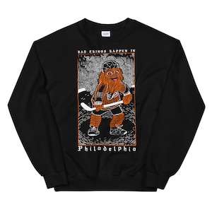 Könnte beinhalten: Schwarzer Pullover mit einer weißen Grafik eines Cartoon-Eishockeyspielers mit dem Text "Bad Things Happen in Philadelphia".