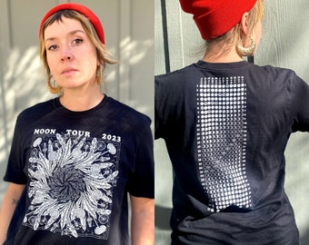 MOON TOUR 2023 tshirt - mystieke paardenbloem / unieke astrologie / maankalender / heks occult / unisex grafische t-shirt met korte mouwen