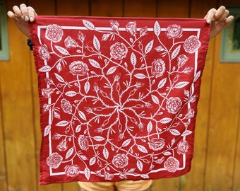 ROSE BRAMBLE - bandana 21 x 21" - rode rozen / unieke bloemenillustratie / donker bordeauxrood / rozenbottelrozeknop / haardoekdoek / cottagecore