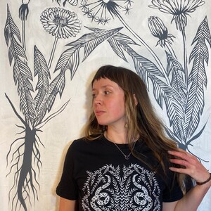 ORM & MUS t-shirt - botanisk illustration / originalkonst / minimalistisk växt unisex kortärmad grafisk t-shirt bild 6