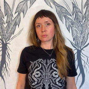 ORM & MUS t-shirt - botanisk illustration / originalkonst / minimalistisk växt unisex kortärmad grafisk t-shirt bild 3