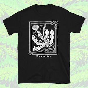 Könnte beinhalten: Schwarzes T-Shirt mit einem weißen Grafikdruck eines Löwenzahns mit astrologischen Symbolen und dem Text "Dandelion".