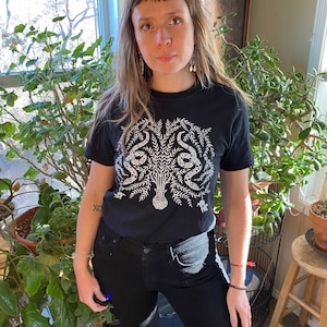ORM & MUS t-shirt - botanisk illustration / originalkonst / minimalistisk växt unisex kortärmad grafisk t-shirt bild 2