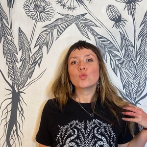 ORM & MUS t-shirt - botanisk illustration / originalkonst / minimalistisk växt unisex kortärmad grafisk t-shirt bild 5