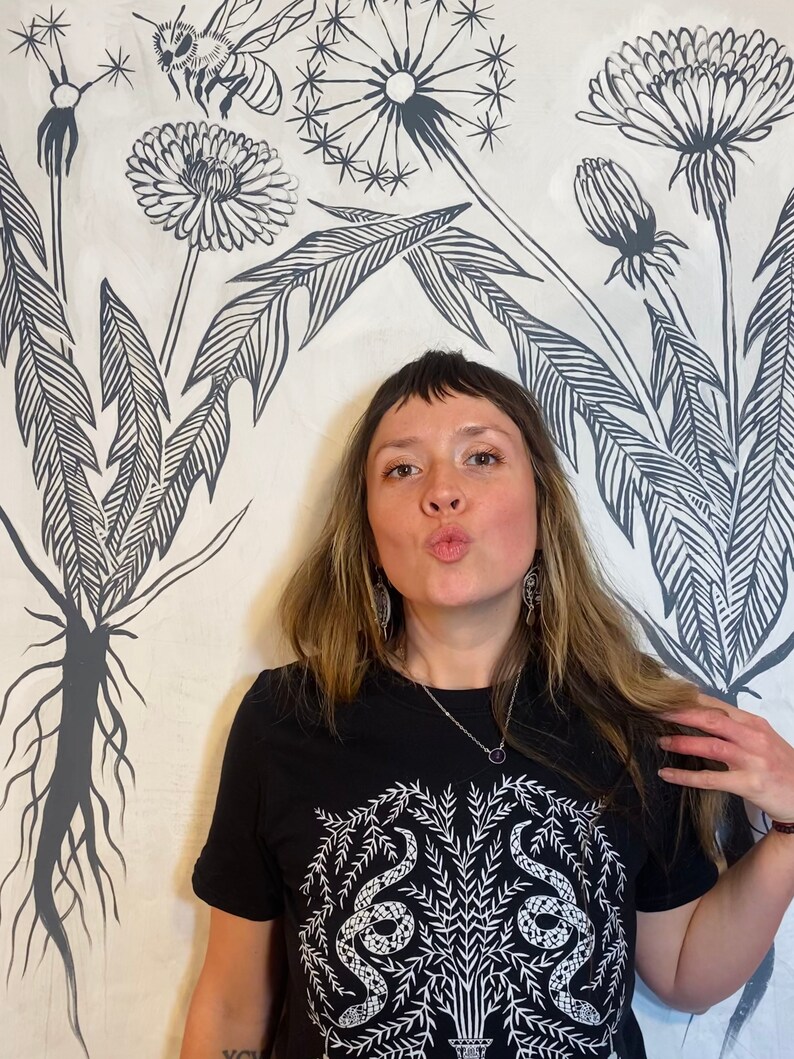 ORM & MUS t-shirt - botanisk illustration / originalkonst / minimalistisk växt unisex kortärmad grafisk t-shirt bild 5