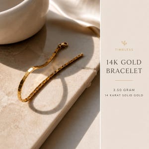 Pu&ograve; includere: Un bracciale in oro 14 carati con un design a catena a maglie quadrate. Il testo sull'immagine recita: TIMELESS 14K GOLD BRACELET 3.50 GRAM 14 KARAT SOLID GOLD. Il bracciale &egrave; in oro giallo e presenta una piccola chiusura a un'estremit&agrave;.