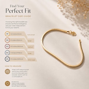 Pu&ograve; includere: Un bracciale a maglie color oro con chiusura a moschettone, mostrato accanto a una guida alle taglie. Il testo include Find Your Perfect Fit, Bracelet Size Guide e misure che vanno da 14 cm a 19,05 cm.