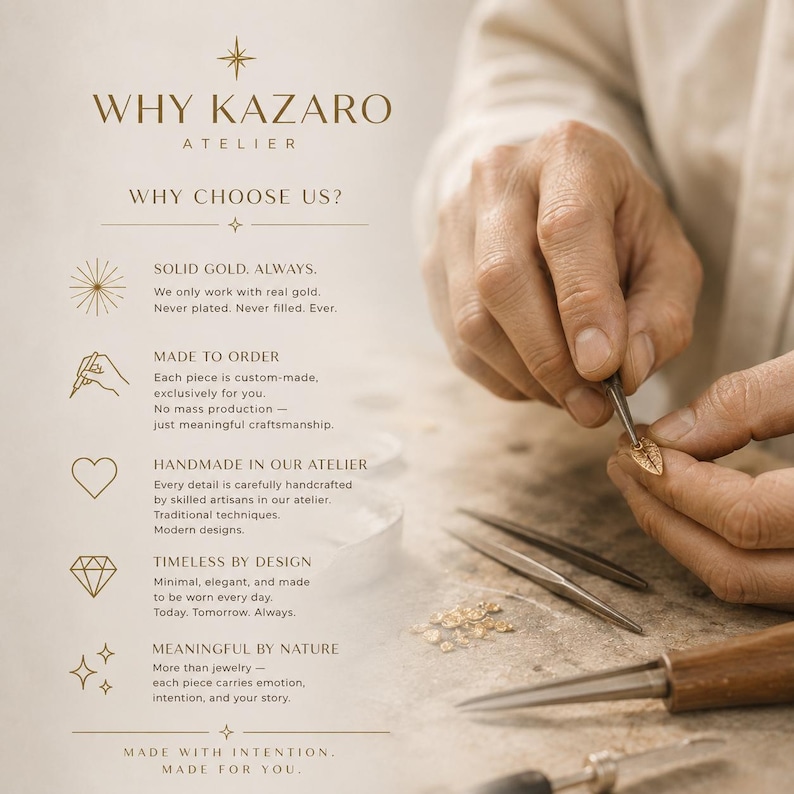 Pu&ograve; includere: Un componente di gioielleria a forma di foglia dorata tenuto da una pinzetta metallica su un banco da lavoro. Il testo recita: WHY KAZARO ATELIER, WHY CHOOSE US?, SOLID GOLD. ALWAYS., MADE TO ORDER, HANDMADE IN OUR ATELIER, TIMELESS BY DESIGN, MEANINGFUL BY NATURE.