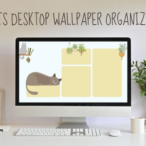 Puede incluir: Un organizador de fondo de escritorio de computadora con un tema de gato. El fondo de pantalla presenta un gato gris durmiendo en una plataforma amarilla, un gato gris sentado en una rama y plantas en macetas. El texto "CATS DESKTOP WALLPAPER ORGANIZERS" está en la parte superior de la imagen.