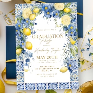 Puede incluir: Una invitación a una fiesta de graduación con un diseño de acuarela de limones y flores azules. La invitación incluye el texto "GRADUATION Party" y los detalles de la graduación de Kimberly Taylor, incluyendo la fecha, hora y lugar.
