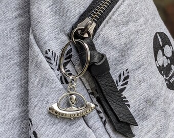 Charm de nave espacial extraterrestre: joya gótica punk para bolsos o botas