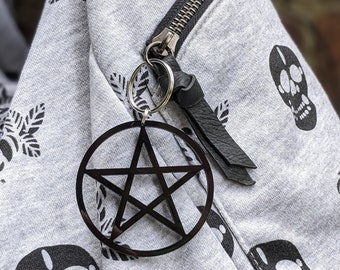 Amuleto de bota con pentagrama negro: joyería gótica de bruja