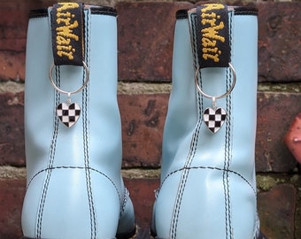 Charm de metal para botas con forma de corazón: Joya gótica para bolso con diseño de tablero de ajedrez, corazón blanco y negro