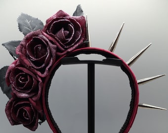 Diadema con rosa roja intensa y púas: Corona demoníaca oscura