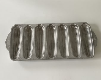 Vintage Bakeware * Wearever Cast Aluminum Cornbread Corn Cob Muffin Mold