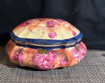 Hermoso joyero grande de porcelana victoriana de Limoges pintado a mano con bonitas flores y uvas de color rosa violáceo, regalo para ella.