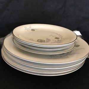 Elegant Set of 8 pieces Pasco Tirschenreuth  Enchanting Collection, include 4 Dinner plates and 4 salad plates, mint condition