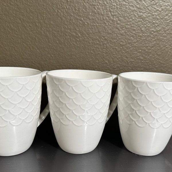 Set of 3 La Rochelle L2R4 White Coffee Mugs with Embossed Scallop Rim, plus Metal Mugs Hanging Rack, Looks new.