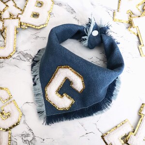 Bandana de cachorro personalizada com letras do time do colégio desfiado jeans dourado e glitter | Cão de filhote de cachorro à moda da lavagem média de <br> Entrega Rápida? Acessório para animais de estimação com gravata grossa