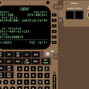 Puede incluir: Vista detallada del panel de control de un avi&oacute;n, con una pantalla verde que muestra texto blanco. El panel incluye botones, un teclado y varios indicadores. El modelo se identifica como 767-300, con detalles del motor e informaci&oacute;n del programa operativo.